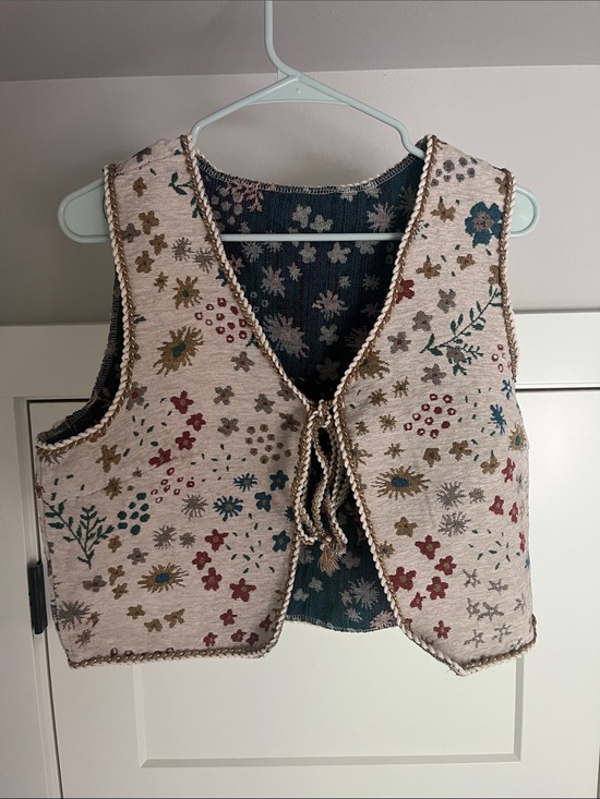 SHEIN Tops - SHEIN Cream Floral Embroidered Tie-Front Vest with Teal Lining